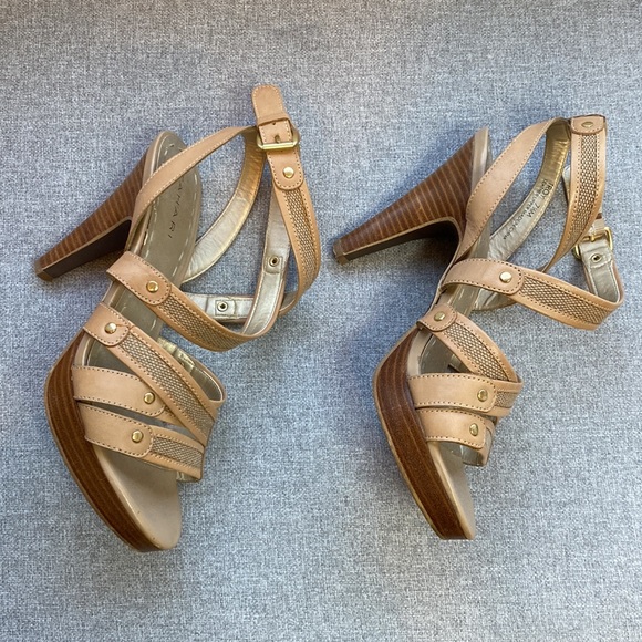 Tahari Troy Strappy Sandal 7.5 - Picture 2 of 5